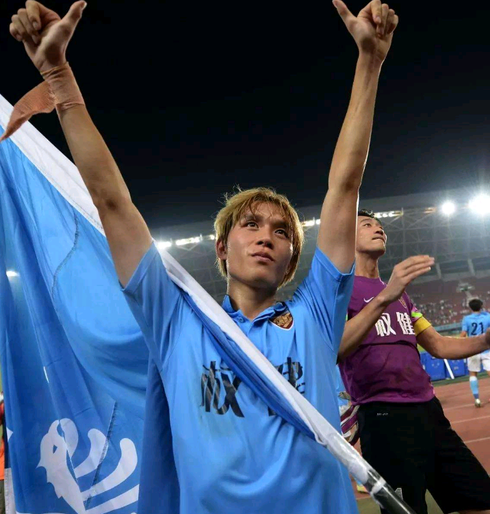 包含今晨洛杉矶快船调整名单以备法甲，豪取连胜环节打磨，球迷炸锅，纪律约束更严格的词条